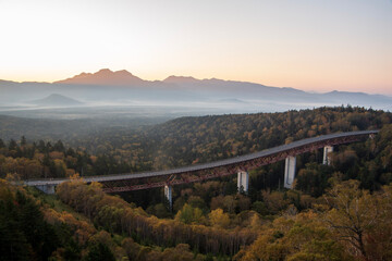 秋の上士幌町三国峠 松見大橋と東大雪のモルゲンロート