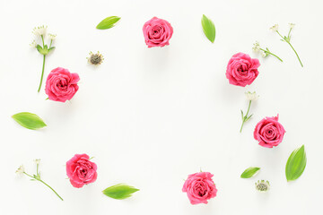 ピンクのバラの花と小花のナチュラルなフレーム