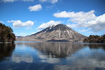 湖と山