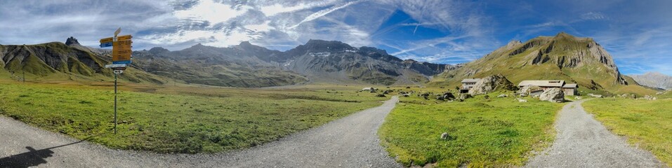 Fototapeta na wymiar Weggabelung auf der Engstligenalp bei Adelboden im Berner Oberland