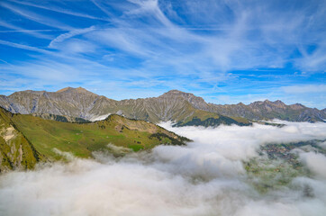 Nebelschwaden über Adelboden im Berner Oberland