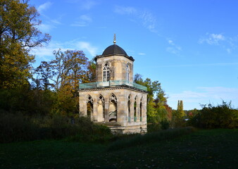 Fototapeta na wymiar Gotische Bibliothek im Park Neuer Garten im Herbst, Potsdam, Brandenburg