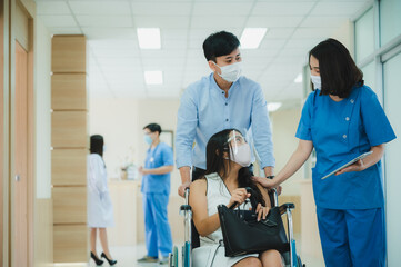Obraz premium coronavirus COVID-19 disease patient visit doctor to make a health check, pandemic isolated quarantine in hospital