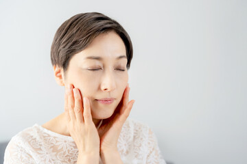 ミドル女性のスキンケアイメージ　美容　アンチエイジング