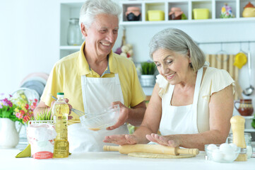 Obraz na płótnie Canvas senior couple baking
