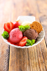 ice cream scoop with biscuit