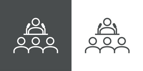 Hombre en podio con micrófonos con público con lineas en fondo gris y fondo blanco