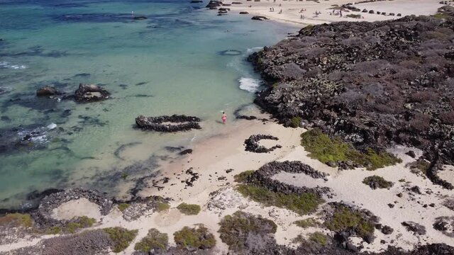 Palabras clave: beach, sea, sand, water, ocean, coast, sky, landscape, blue, nature, summer, tropical, wave, coastline, travel, waves, rocks, seascape, vacation, shore, bay, surf, cloud, island, horiz