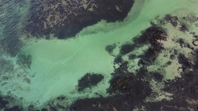 Palabras clave: beach, sea, sand, water, ocean, coast, sky, landscape, blue, nature, summer, tropical, wave, coastline, travel, waves, rocks, seascape, vacation, shore, bay, surf, cloud, island, horiz