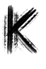 Buchstabe K mit grobem Pinsel gemalt, mit schwarzer Farbe auf wei&szlig;em Hintergrund