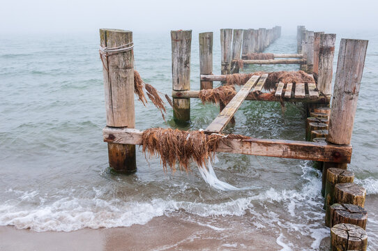 Verrotteter Bootssteg an der Ostseek&uuml;ste auf dem Dar&szlig; in Mecklenburg-Vorpommern