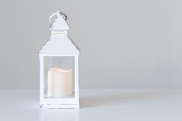 Lampada bianca con lumino elettrico su superficie bianca