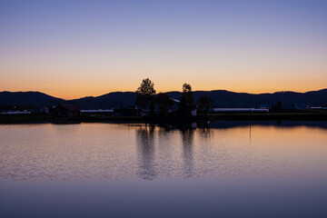 春の北海道 夕暮れの田園風景