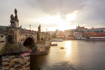 Obraz premium Abendstimmung zum Sonnenuntergang an der Karlsbrücke in Prag mit Blick auf die Prager Burg.