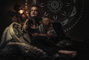 Obraz na płótnie Canvas beautiful shamanic woman in the interiors.