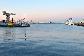 Fototapeta premium 夕陽に染まる空とハンマーヘッド