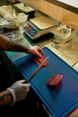 Obraz premium Chef cutting the red fish on the board