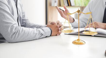 Obraz premium Lawyer Legal counsel presents to the client a signed contract with gavel and legal law. justice and lawyer Business partnership meeting concept.