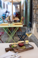 Gourmet tartare, toasted bread and butter
