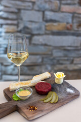 Gourmet tartare, toasted bread and butter