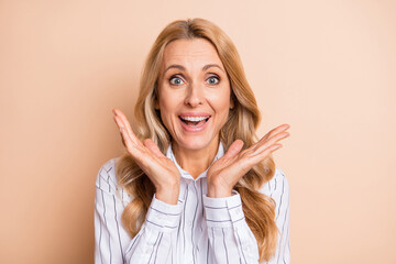 Photo portrait of amazed cheerful business woman wearing striped shirt isolated on pastel beige color background