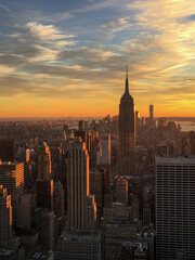 Fototapeta na wymiar Espectacular puesta de sol en la ciudad de Nueva York
