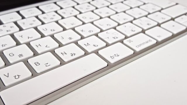 白い机の上にある白いキーボード