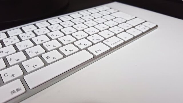 白い机の上にある白いキーボード