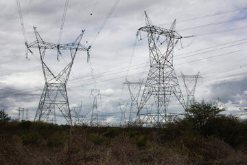 Torre de transmissão de energia elétrica no campo