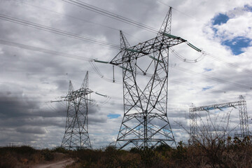 Torre de transmissão de energia elétrica no campo