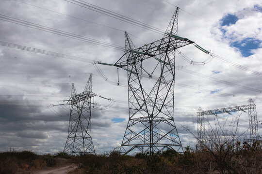 Torre de transmiss&atilde;o de energia el&eacute;trica no campo