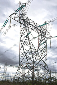 Torre de transmiss&atilde;o de energia el&eacute;trica no campo