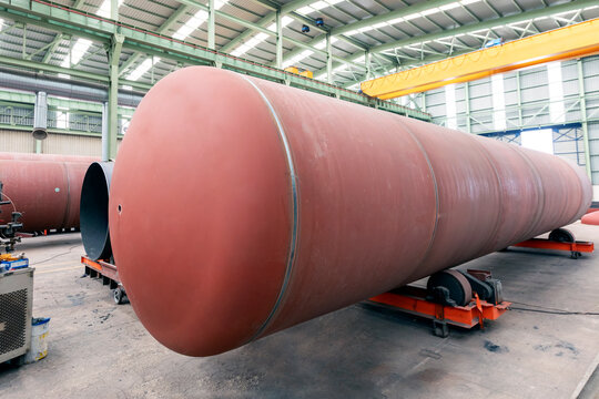 Horizontal and cylindrical chemical or gas storage tank manufacturing.