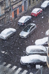 Wielki śnieg pada na tle ulicy, Wrocław, Polska