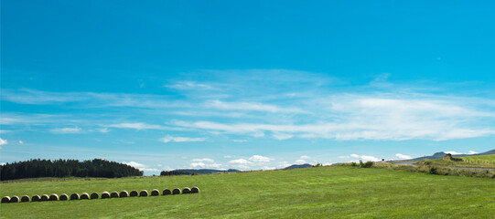 Meules de foin dans la campagne auvergnate à Aydat, Puy-de-Dôme, France