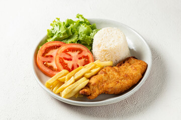 Executive dish with breaded fillet, rice, beans and salad.