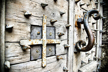 Détails vieille porte en bois avec poignée de porte fer forgé