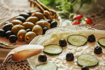 Mediterrane Küche. Oliven, Tomaten und Gurken auf leckerem Tsatsiki.