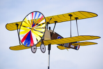avion jaune biplan jouet