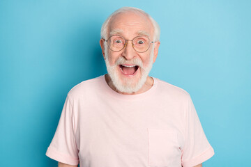 Obraz premium Photo of aged man pensioner happy positive smile amazed shocked surprised news sale isolated over blue color background