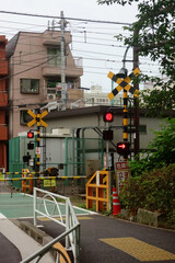 道路と線路が交差する通勤電車の信号機付き踏切
