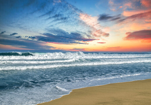 Onde del mare, oceano, per windsurf, sport, al tramonto in una spiaggia pulita, per pubblicit&agrave; di viaggi e turismo
