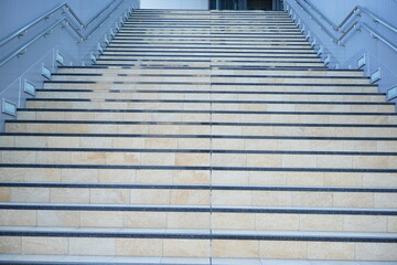 Obraz premium A wide-angle shot from the bottom of staircase - 階段 下からの眺め 