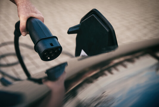 Ladekabel wird an Elektroauto angeschlossen
