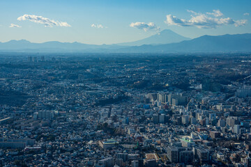 横浜ランドマークタワーの展望台から見る窓越しの風景　富士山方面