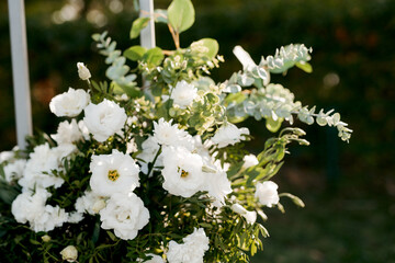 elegant wedding decorations made of natural flowers