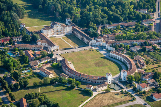 Fotograf&iacute;a a&eacute;rea con vista del conjunto de edificios de la Villa Manin en Codroipo, Italia