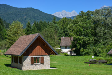 Fototapeta na wymiar Paisaje con casas de montaña en los alpes italianos