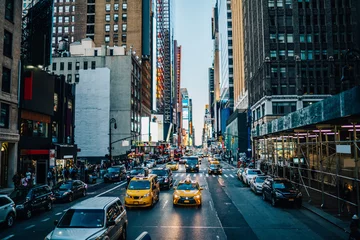 Cercles muraux TAXI de new york Longue route avec des voitures dans le centre d& 39 affaires