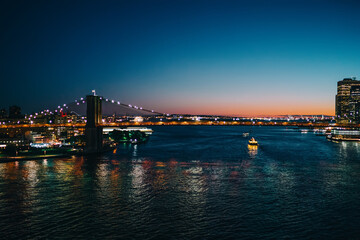 Fototapeta na wymiar Brooklyn bridge illuminated at dusk